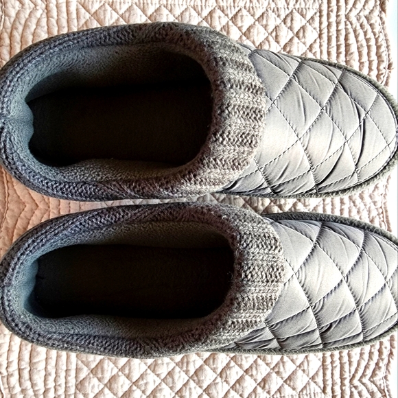 Women's Isotoner Quilted Slipper Slides Size 8-9 - Picture 4 of 5